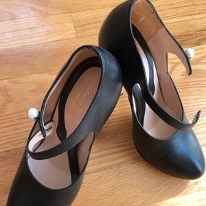 Gucci heels with pearl detail